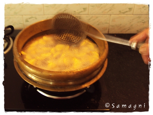 Sizzling plantain pieces